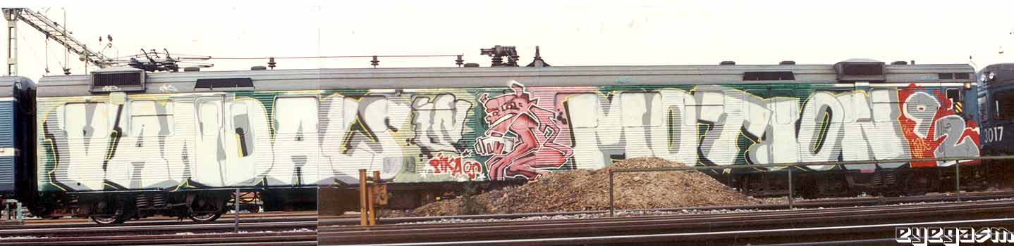 vandals-in-motion-92-wc01.jpg